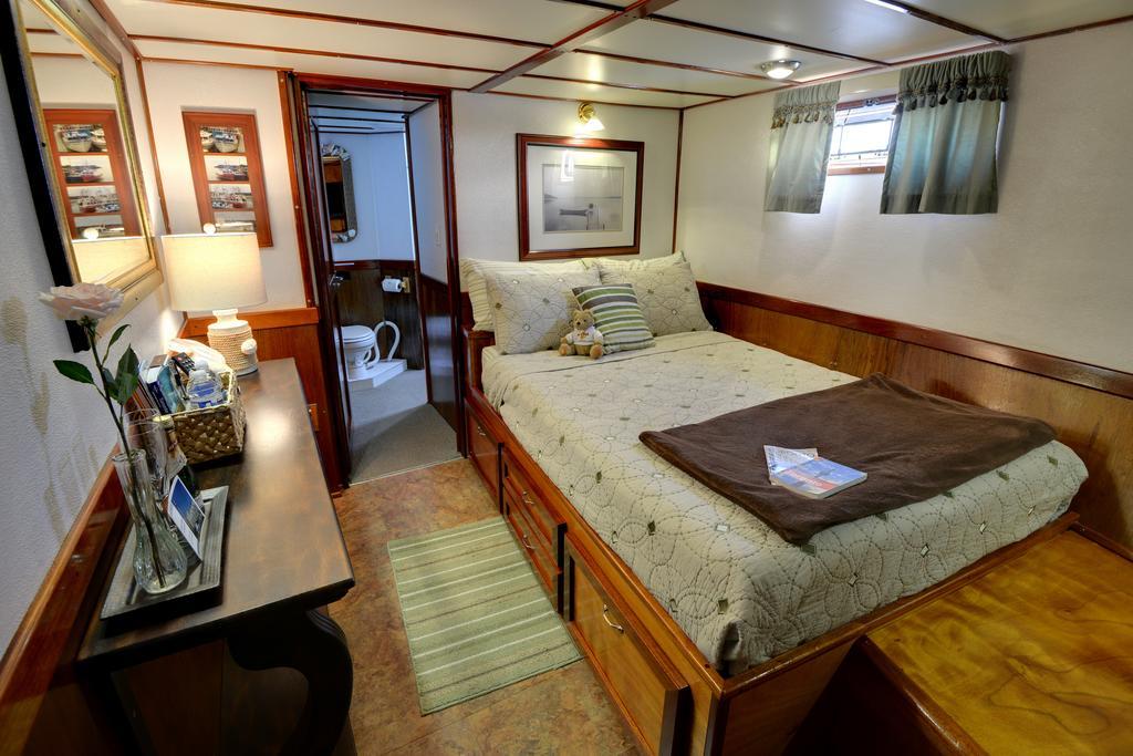 Making Waves Boatel Bed & Breakfast Toronto Exterior photo